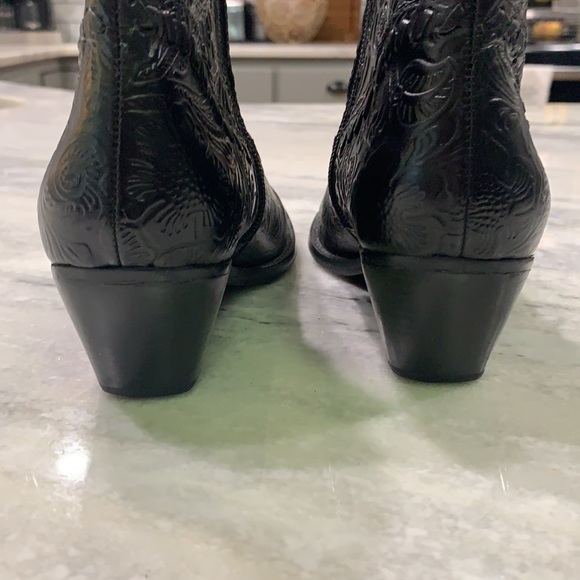 Gianni Bini Black Tooled Leather Booties sz: 6.5 - Picture 6 of 10